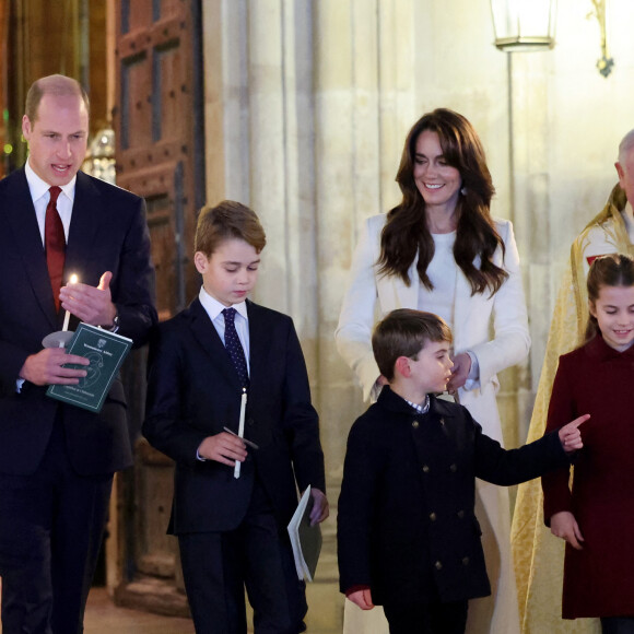 Le week-end est décidément très festif pour les membres de la famille royale d'Angleterre.
Le prince William, prince de Galles, et Catherine (Kate) Middleton, princesse de Galles, avec leurs enfants le prince George de Galles, la princesse Charlotte de Galles et Le prince Louis de Galles - Traditionnel concert de Noël "Together At Christmas" en l'abbaye de Westminster à Londres.