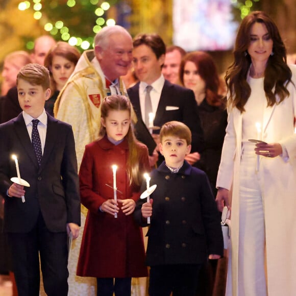 Kate Middleton et le prince William ont fait appel, cette fois-ci, au photographe de mode Josh Shinner.
Le prince William, prince de Galles, et Catherine (Kate) Middleton, princesse de Galles, avec leurs enfants le prince George de Galles, la princesse Charlotte de Galles et Le prince Louis de Galles - Traditionnel concert de Noël "Together At Christmas" en l'abbaye de Westminster à Londres. Le 8 décembre 2023.