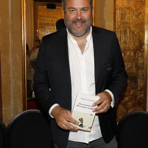 Exclusif - Bruce Toussaint - Librairie Ephémère du Fouquet’s à l'occasion de la remise du Prix du Livre de l’Art de Vivre Parisien et du Trophée du Fouquet’s à Paris le 12 juin 2023. © Marc Ausset-Lacroix/Bestimage 