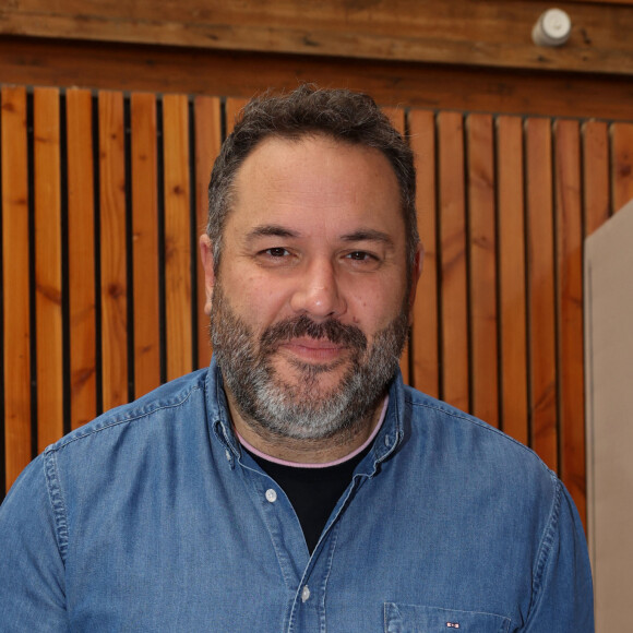 Bruce Toussaint lors de la 41ème Foire du Livre de Brive dans La Halle Brassens, à Brive-la-Gaillarde, France, le 11 novembre 2023. © Jean-Marc-Lhomer/Bestimage