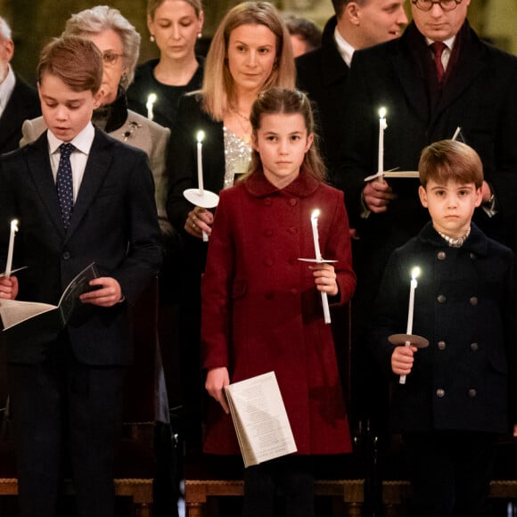 "Plutôt", car le petit garcon a été au coeur d'une séquence qui a beaucoup fait rire sa mère.
Le prince William de Galles, Kate Catherine Middleton, princesse de Galles et leurs enfants, le prince George, la princesse Charlotte et le prince Louis lors du traditionnel concert de Noël "Together At Christmas" en l'abbaye de Westminster à Londres. Le 8 décembre 2023 