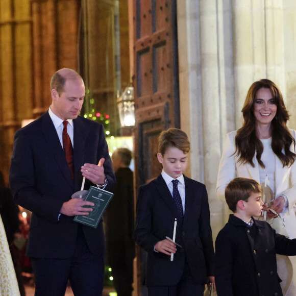 Le prince William, prince de Galles, et Catherine (Kate) Middleton, princesse de Galles, avec leurs enfants le prince George de Galles, la princesse Charlotte de Galles et Le prince Louis de Galles, à la sortie du traditionnel concert de Noël "Together At Christmas" à l'abbaye de Westminster à Londres, Royaume Uni, le 8 décembre 2023. 