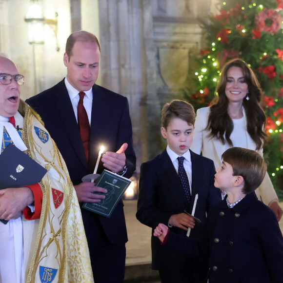 Le prince William, prince de Galles, et Catherine (Kate) Middleton, princesse de Galles, avec leurs enfants le prince George de Galles, la princesse Charlotte de Galles et Le prince Louis de Galles, à la sortie du traditionnel concert de Noël "Together At Christmas" à l'abbaye de Westminster à Londres, Royaume Uni, le 8 décembre 2023. 