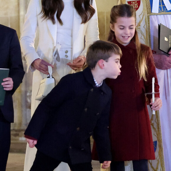 En fait, il a été photographié en train de souffler sur le cierge de sa soeur.
La princesse Charlotte de Galles et le prince Louis de Galles, à la sortie du traditionnel concert de Noël "Together At Christmas" à l'abbaye de Westminster à Londres, Royaume Uni, le 8 décembre 2023. 