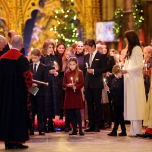 La princesse Beatrice d'York et son mari Edoardo Mapelli Mozzi, le prince William, prince de Galles, et Catherine (Kate) Middleton, princesse de Galles, avec leurs enfants le prince George de Galles, la princesse Charlotte de Galles et Le prince Louis de Galles, à la sortie du traditionnel concert de Noël "Together At Christmas" à l'abbaye de Westminster à Londres, Royaume Uni, le 8 décembre 2023. 