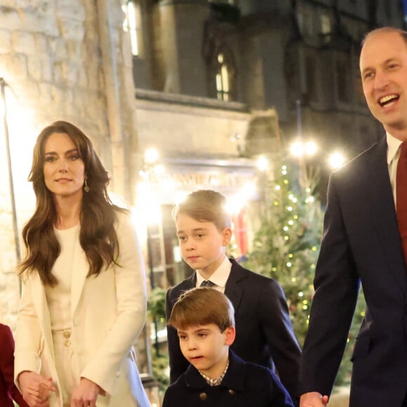 Le prince William, prince de Galles, et Catherine (Kate) Middleton, princesse de Galles, avec leurs enfants le prince George de Galles, la princesse Charlotte de Galles et le prince Louis de Galles arrivent au traditionnel concert de Noël "Together At Christmas" à l'abbaye de Westminster à Londres, Royaume Uni, le 8 décembre 2023. 