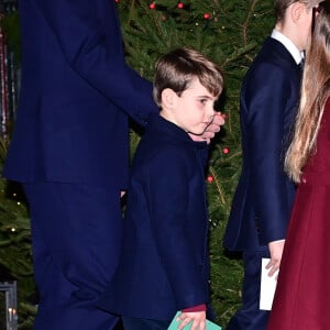 Le prince Louis de Galles arrive au traditionnel concert de Noël "Together At Christmas" à l'abbaye de Westminster à Londres, Royaume Uni, le 8 décembre 2023.