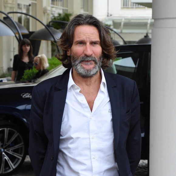 Frédéric Beigbeder à la sortie de l'hôtel "Martinez" lors du 75ème Festival International du Film de Cannes, le 22 mai 2022.