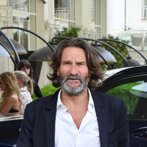 Frédéric Beigbeder à la sortie de l'hôtel "Martinez" lors du 75ème Festival International du Film de Cannes, le 22 mai 2022.
