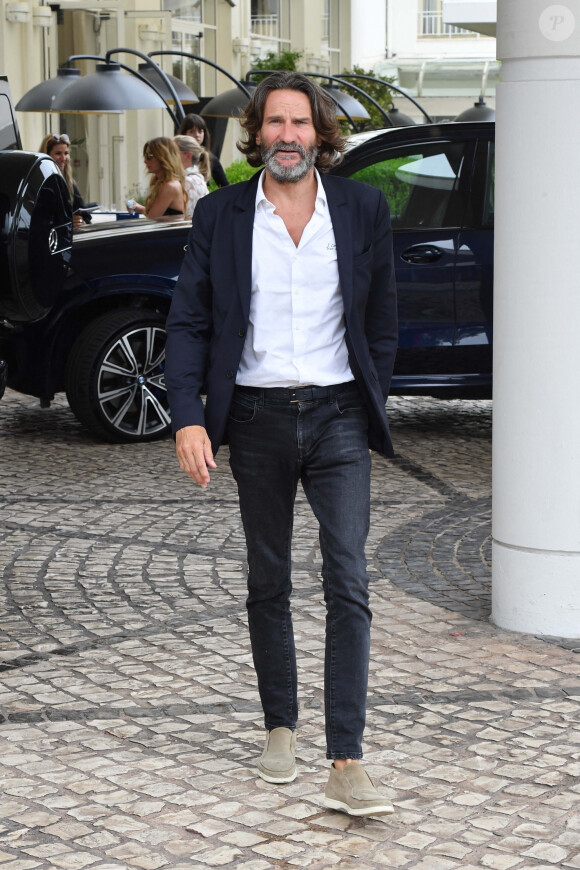 Frédéric Beigbeder à la sortie de l'hôtel "Martinez" lors du 75ème Festival International du Film de Cannes, le 22 mai 2022.