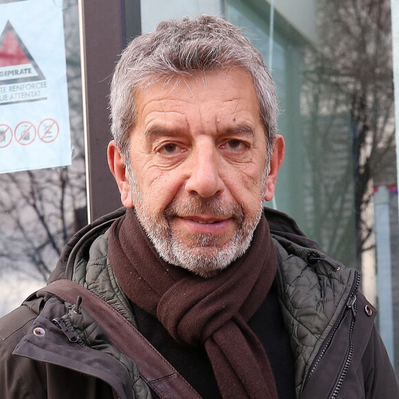 Exclusif - Michel Cymes quitte les studios de Radio France à Paris le 3 janvier 2023.