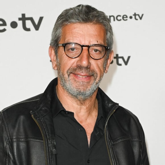 Michel Cymes au photocall pour la conférence de presse de rentrée de France TV à la Grande Halle de la Villette à Paris, France, le 6 juillet 2022. © Coadic Guirec/Bestimage 