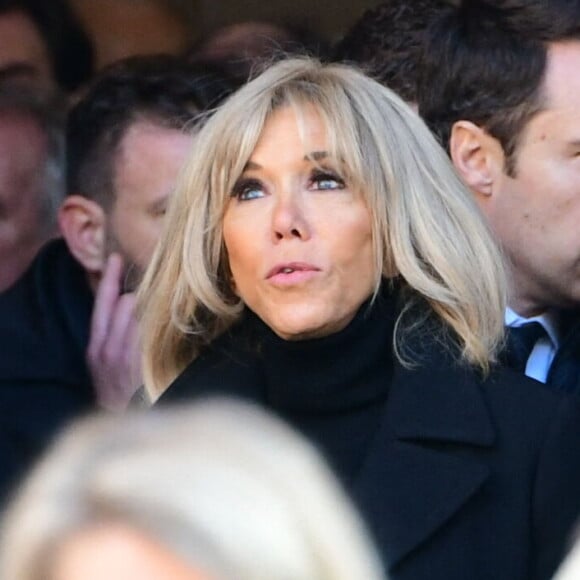 Brigitte Macron - Sortie des obsèques de Gérard Collomb en la cathédrale Saint-Jean à Lyon, le 29 novembre 2023. © Romain Doucelin / Bestimage 