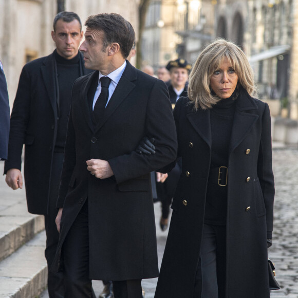 Emmanuel Macron et sa femme Brigitte - Obsèques de Gérard Collomb en la cathédrale Saint-Jean à Lyon. Le 29 novembre 2023 © Bony / Pool / Bestimage 