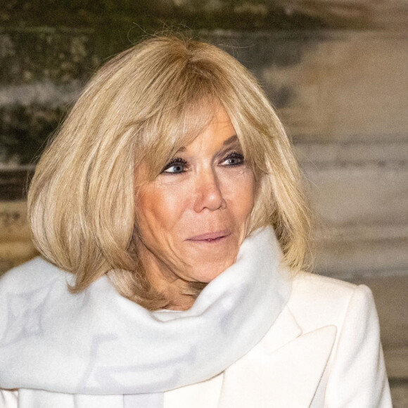 Brigitte Macron et la reine Maxima des Pays-Bas visitent l'exposition "Sculpter les sens" d'Iris van Herpen au Musée des Arts Décoratifs de Paris le 28 novembre 2023. 