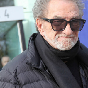 "Le disc-jockey jouait trop fort, on ne pouvait pas se parler", raconte-il au "Point".
Exclusif - Eddy Mitchell quitte les studios de Radio France à Paris le 7 novembre 2022 © Jonathan Rebboah / Panoramic / Bestimage