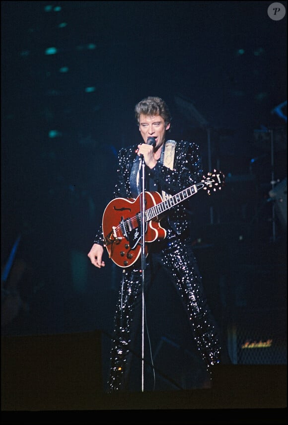 Johnny Hallyday en concert avec sa guitare en 1984 au Zenith.