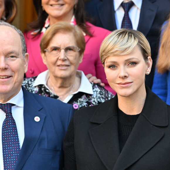 Le couple paraît rayonnant
Le prince Albert II de Monaco et la princesse Charlene ont remis des cadeaux aux anciens dans la cadre des festivités liés aux fêtes de Noël, au siège de la Croix-Rouge à Monaco, le 14 décembre 2023. © Bruno Bebert/Bestimage 