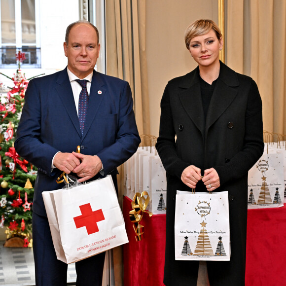 Le prince Albert II de Monaco et la princesse Charlene ont remis des cadeaux aux anciens dans la cadre des festivités liés aux fêtes de Noël, au siège de la Croix-Rouge à Monaco, le 14 décembre 2023. © Bruno Bebert/Bestimage 