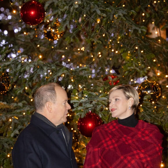 La princesse Charlène de Monaco, Le prince Albert II de Monaco - inauguration du marché de Noël sur la place du Casino de Monte-Carlo à Monaco, le 7 décembre 2023. © Olivier HuitelPool/Bestimage 