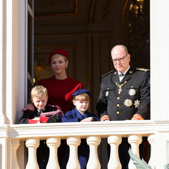 La princesse Charlene et le prince Albert II de Monaco, leurs enfants le prince Jacques et la princesse Gabriella - La famille princière de Monaco au balcon du palais, à l'occasion de la Fête Nationale de Monaco. Le 19 novembre 2023 © Claudia Albuquerque / Bestimage 