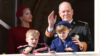 Albert et Charlene de Monaco : la carte de voeux avec les jumeaux enfin dévoilée, la princesse en velours et épaule dénudée