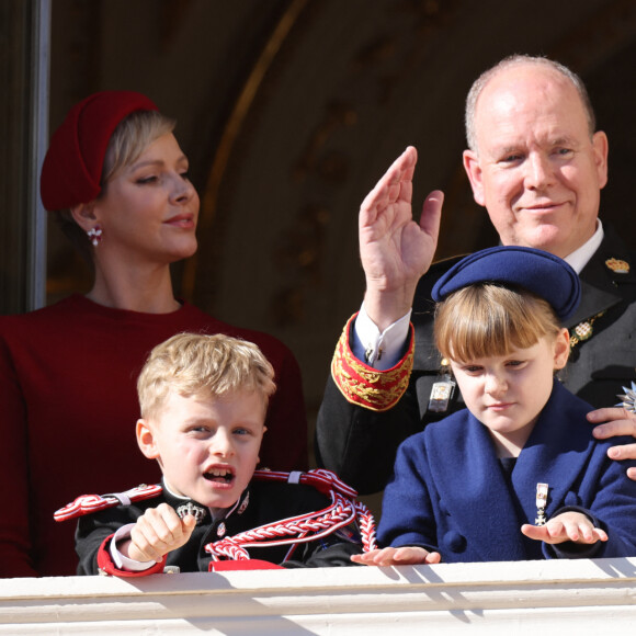 Charlene, Albert de Monaco et les enfants Jacques et Gabriella ont dévoilé leur carte de voeux des fêtes de fin d'année !
La princesse Charlene et le prince Albert II de Monaco, leurs enfants le prince Jacques et la princesse Gabriella - La famille princière de Monaco au balcon du palais, à l'occasion de la Fête Nationale de Monaco. © Claudia Albuquerque / Bestimage 