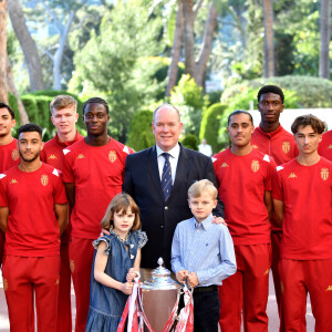 Le prince Albert II de Monaco, avec ses enfants le prince héréditaire Jacques et la princesse Gabriella, a reçu au Palais l'équipe de football de l'académie de l'A.S. Monaco vainqueur de la coupe Gambardella Crédit Agricole, le 3 juin 2023. © Bruno Bebert/Bestimage 