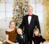 Parents et enfants sont sur leur 31, Charlene est magnifique dans une robe en velours laissant son épaule droite nue
La carte de voeux 2023 de la famille princière de Monaco