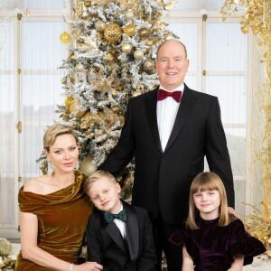 Parents et enfants sont sur leur 31, Charlene est magnifique dans une robe en velours laissant son épaule droite nue
La carte de voeux 2023 de la famille princière de Monaco