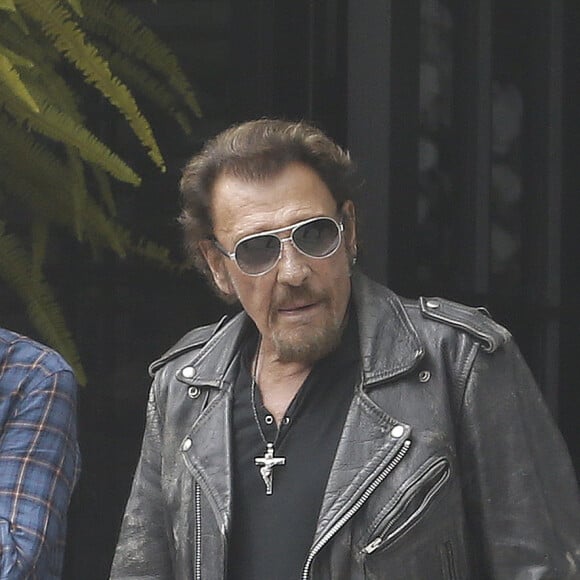 Exclusif - Johnny Hallyday et sa femme Laeticia Hallyday - Johnny Hallyday quitte sa propriété de Pacific Palissades le 12 septembre 2016 pour aller faire une virée à moto et faire "Easy Rider" à l'envers. Ils prendront la route depuis La Nouvelle-Orléans jusqu'à Los Angeles le 14 septembre 2016. Pour cette virée, il sera accompagné de Pierre Billon, Claude Bouillon, Yodelice (Maxim Nucci), Philippe Fatien et Sébastien Farran ainsi que d'autres amis qui composent sa nouvelle bande de hipster. Johnny dit au revoir à sa femme Laeticia ainsi qu'à sa grand-mère Elyette. Johnny et sa bande vont prendre un jet privé à l'aéroport de Van Nuys à Los Angeles .