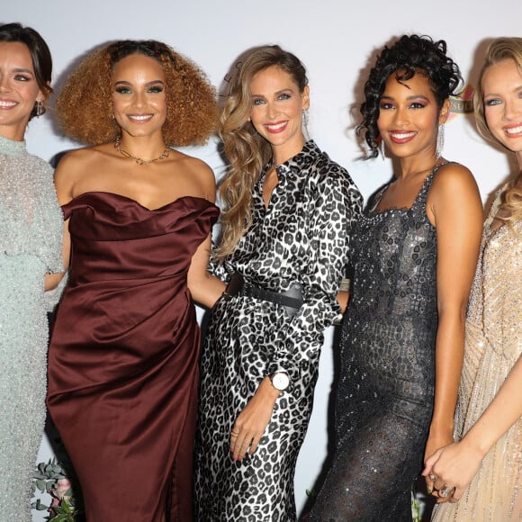 Marine Lorphelin (Miss France 2013), Alicia Aylies (Miss France 2017), Ophélie Meunier, Clémence Botino (Miss France 2020) et Amandine Petit (Miss France 2021) - Photocall du 4ème gala de charité de l'association "Les Bonnes Fées" à l'occasion de la campagne mondiale "Octobre Rose" à l'hôtel Peninsula, Paris le 5 octobre 2023. © Coadic Guirec/Bestimage