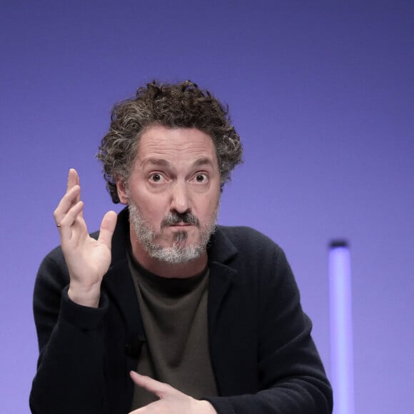 "Il y a un désir de revenir dans quelque chose d'intra-utérin,"
Guillaume Gallienne - Personnalités lors d'une veillée de paix pour l'Ukraine au Palais de Chaillot à Paris. Le 4 mars 2022 © Stéphane Lemouton / Bestimage