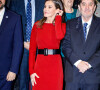 Robe rouge, ceinture et bottes noires... en terme de colorimétrie, tout correspond. 
La reine Letizia d'Espagne assiste à la réunion annuelle des directeurs des centres de l'Institut Cervantes au Centre culturel international Oscar Niemeyer à Avilés, le 19 décembre 2023.