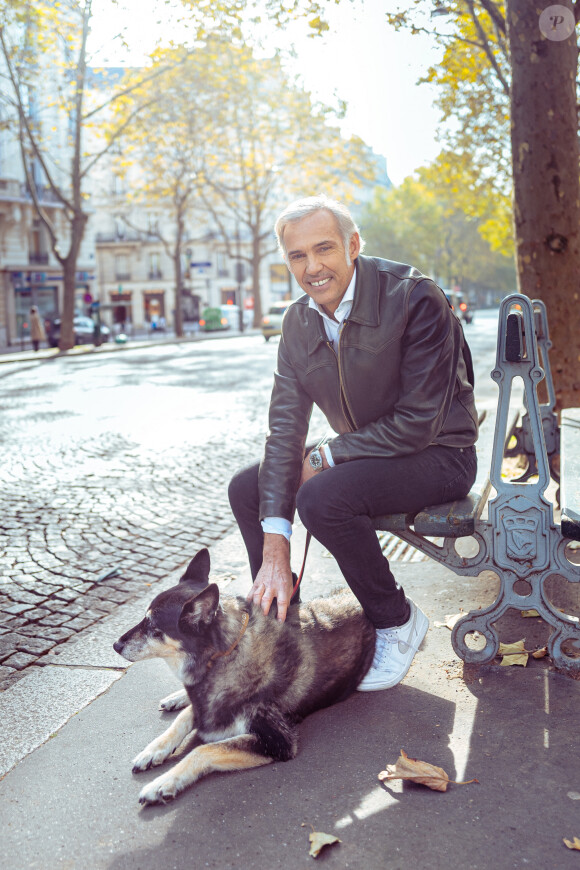 Exclusif - Rendez-vous avec Paul Belmondo avec la chienne de son père "Chipie" à Paris, France, le 15 octobre 2021. © Benjamin Decoin/Bestimage