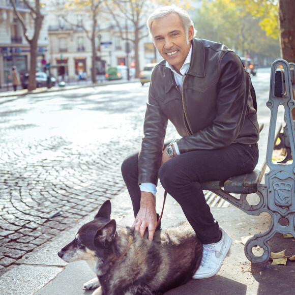 Exclusif - Rendez-vous avec Paul Belmondo avec la chienne de son père "Chipie" à Paris, France, le 15 octobre 2021. © Benjamin Decoin/Bestimage