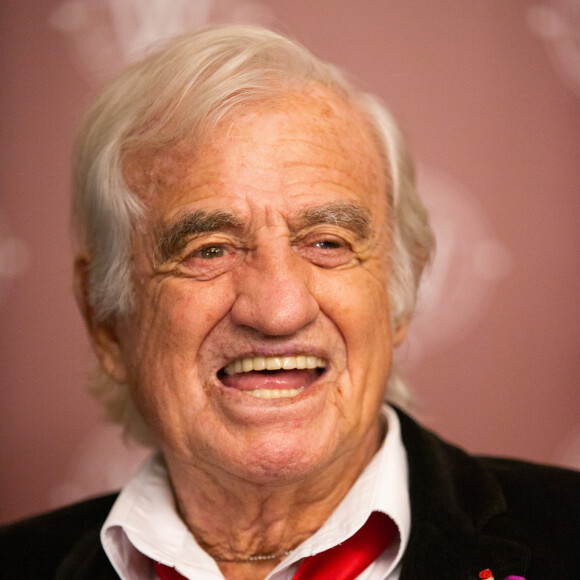 Jean-Paul Belmondo reçoit un Gant d'Or d'Honneur lors de la cérémonie des Gants d'Or à Bruxelles.