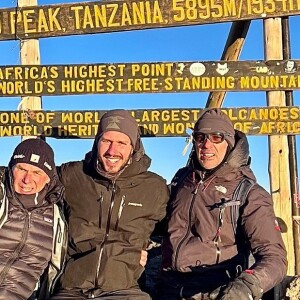 Paul Belmondo pose au sommet du Kilimandjaro avec l'un de ses amis, ainsi que son fils, l'acteur Victor Belmondo.