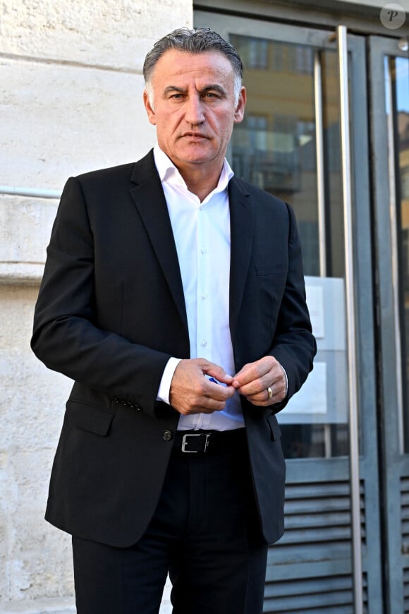 Le procureur de la République avait requis 45 000 euros d'amende et un an de prison avec sursis
 
Christophe Galtier, l'ancien entraîneur de l'OGC Nice, accompagné par ses avocats, Maîtres Sébastien Schapira et Olivier Martin, comparaît devant le tribunal correctionnel de Nice, le 15 décembre 2023. Il est pousuivi pour des faits de "harcèlement moral" et de "discrimination" suite à des propos racistes qu'il aurait tenus entre 2021 et 2022. Il encourt jusqu'à trois ans de prison et 45.000 d'amende. © Bruno Bebert/Bestimage