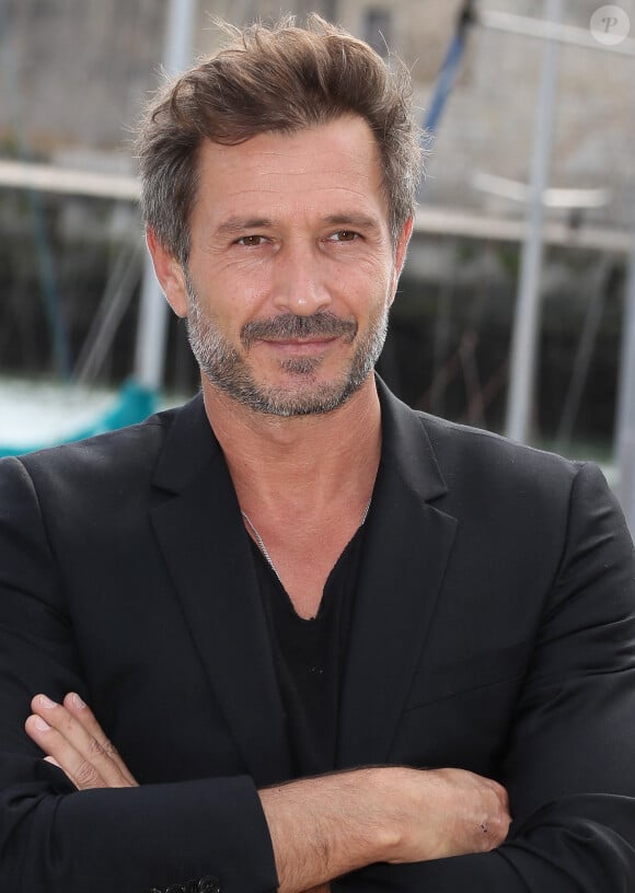 Alexandre Varga pour le telefilm "Cassandre" participe au Festival de la Fiction de La Rochelle le 16 Septembre 2022. Patrick Bernard/ Bestimage