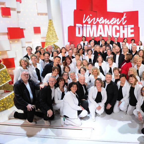 Exclusif - Damien Sargue, Cecilia Cara, Gregoire, Diane Tell, Fabienne Thibeault, Gwendal Marimoutou, Michel Drucker,et les Choeurs de France - Enregistrement de l'émission "Vivement dimanche" au studio Gabriel à Paris, le 6 décmebre 2023, présentée par M.Drucker et diffusée le 24 décembre 2023 sur France 3. © Guillaume Gaffiot / Bestimage