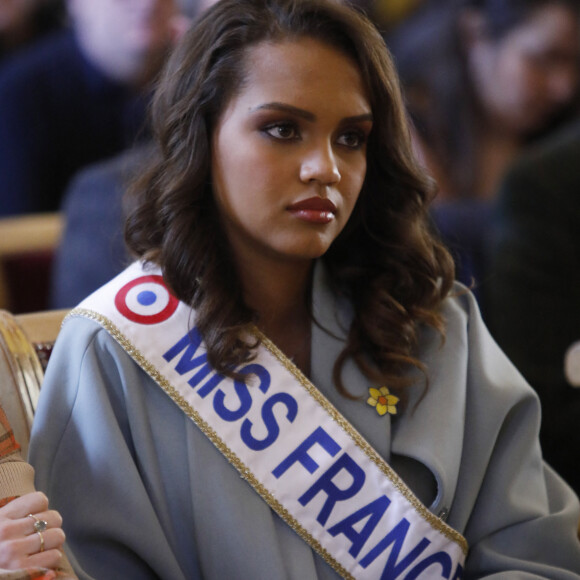 Alors qu'elle rentrait d'une soirée,Indira Ampiot a eu la mauvaise surprise de découvrir sa voiture complètement vandalisée dans un parking pourtant surveillé.
Indira Ampiot, Miss France 2023 - Les célébrités participent au lancement de l'opération "Une jonquille contre le Cancer" sur la place du Panthéon à Paris