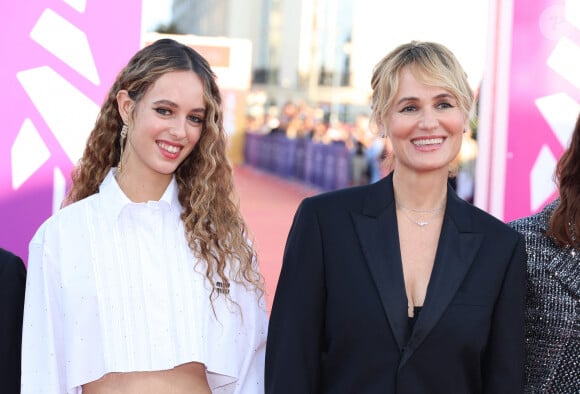 Tess Barthélemy et sa mère Judith Godrèche à la première du film "Dogman" lors du 49ème Festival du Cinema Americain de Deauville, France, le 2 septembre 2023. © Denis Guignebourg/BestImage