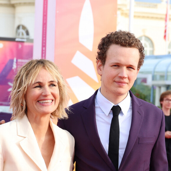 Judith Godrèche entre sa fille Tess Barthélemy et son fils Noé Boon - Les célébrités arrivent à la cérémonie d'ouverture du 49ème Festival du Cinema Americain de Deauville, France, le 1er septembre 2023. © Denis Guignebourg/Bestimage