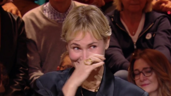 Invitée de "Quelle époque !" (France 2), Judith Godrèche parvient difficilement à cacher son émotion.