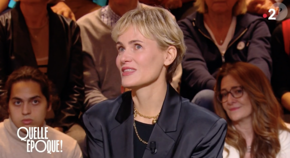 Invitée de l'émission "Quelle époque !" (France 2), samedi 23 décembre 2023, Judith Godrèche parvient difficilement à cacher sa vive émotion.