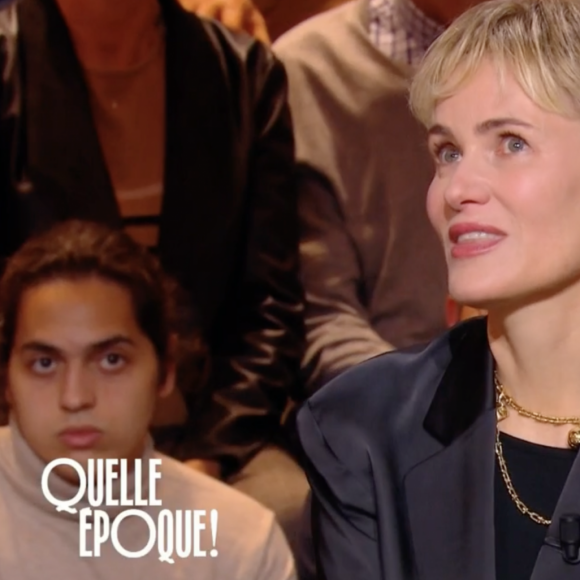 Invitée de l'émission "Quelle époque !" (France 2), samedi 23 décembre 2023, Judith Godrèche parvient difficilement à cacher sa vive émotion.
