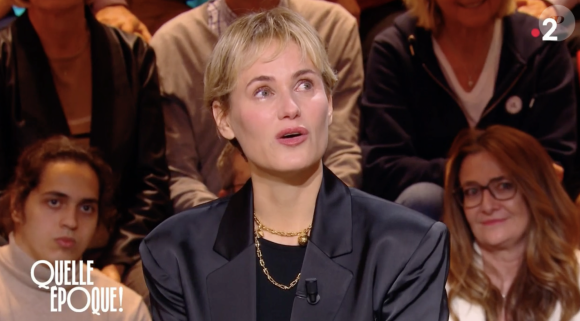 Invitée de l'émission "Quelle époque !" (France 2), samedi 23 décembre 2023, Judith Godrèche très émue après avoir vu des images de Benoît Jacquot.