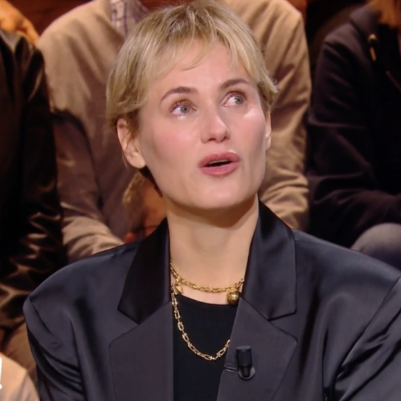 Invitée de l'émission "Quelle époque !" (France 2), samedi 23 décembre 2023, Judith Godrèche très émue après avoir vu des images de Benoît Jacquot.
