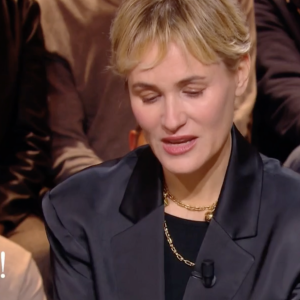 Judith Godrèche en larmes sur le plateau de l'émission "Quelle époque !", samedi 23 décembre sur France 2.